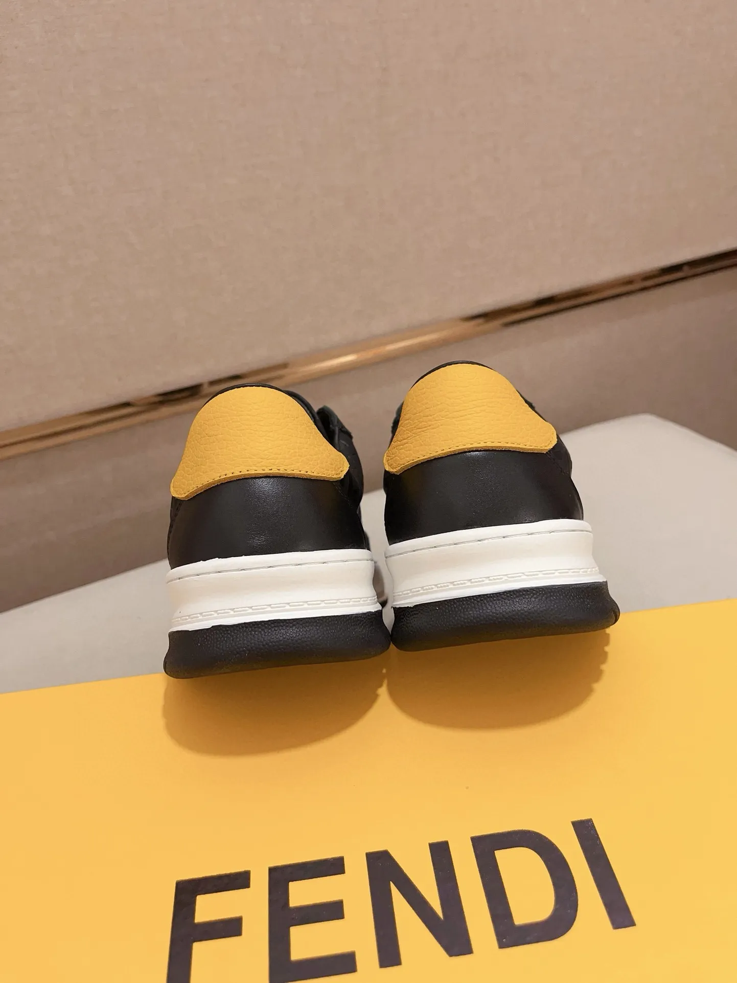 Men's shoes💰: 400💰[Fendi] Fendi's latest casual shoes for men! Available at counters simultaneously! A one-to-one replica of the original. All imported official website one-to-one cowhide fabric. The interior is made of top-grade sheepskin, and the original factory-supplied rubber outsole is used. Leading new fashion concepts. Matching code: 38-44. (can be customized for 45 non-refundable)